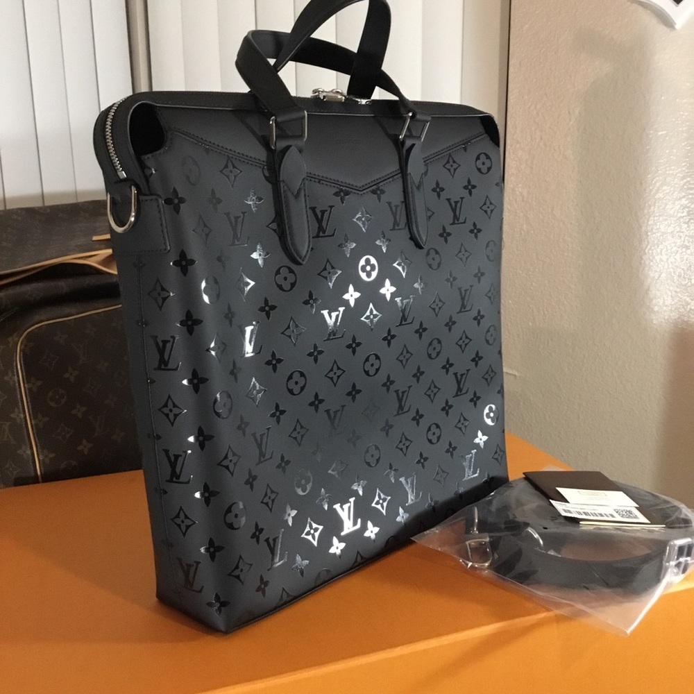$OLD🤑 NWT 🆕 LV Illusion Explorer Tote(RARE)